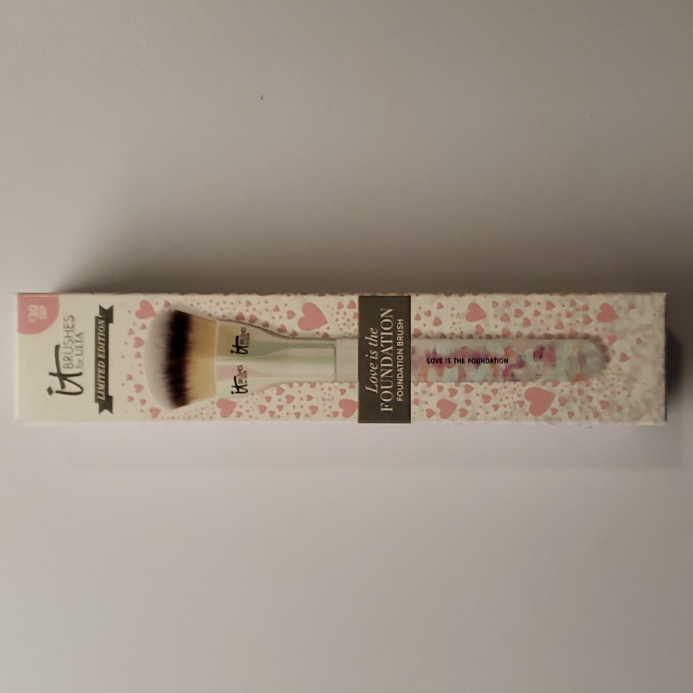 IT Cosmetics Love is the Foundation Brush 2022